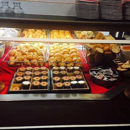Logis Hotel Lons-Le-Saunier - Restaurant Le Grill Екстер'єр фото