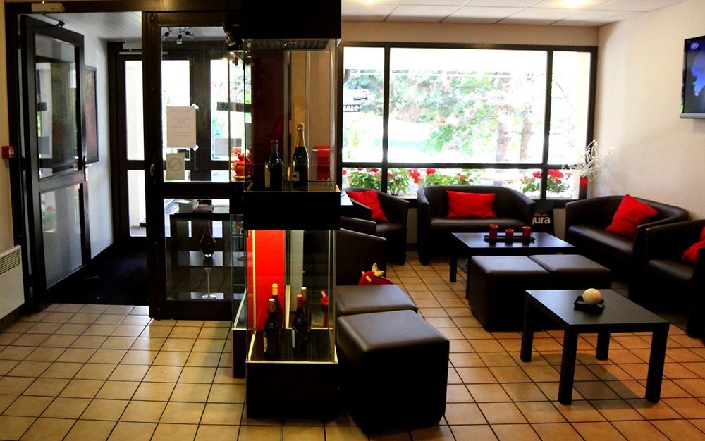 Logis Hotel Lons-Le-Saunier - Restaurant Le Grill Екстер'єр фото
