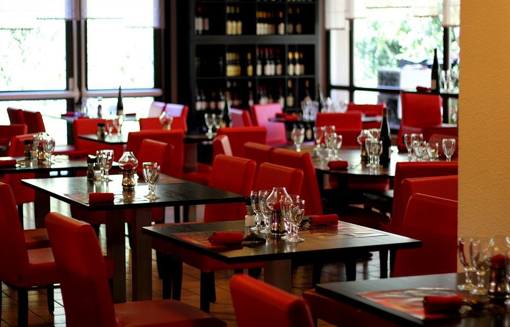 Logis Hotel Lons-Le-Saunier - Restaurant Le Grill Екстер'єр фото