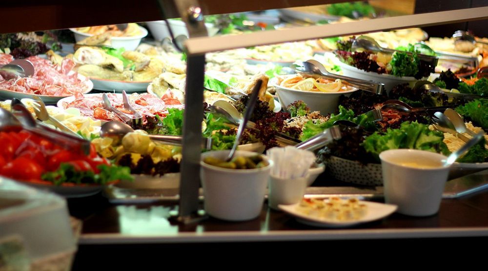 Logis Hotel Lons-Le-Saunier - Restaurant Le Grill Екстер'єр фото