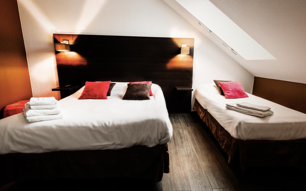 Logis Hotel Lons-Le-Saunier - Restaurant Le Grill Екстер'єр фото