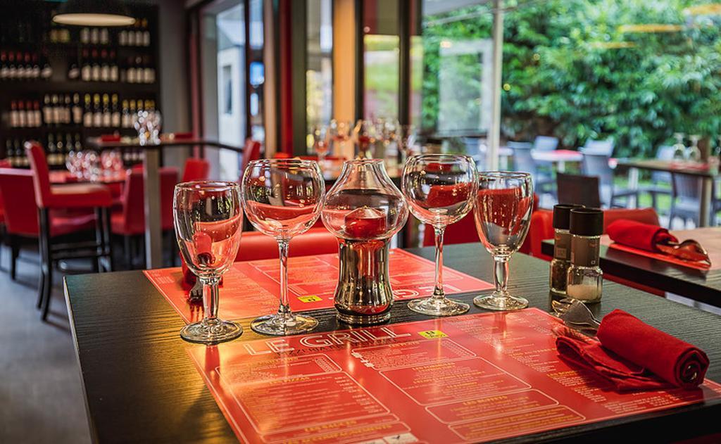 Logis Hotel Lons-Le-Saunier - Restaurant Le Grill Екстер'єр фото