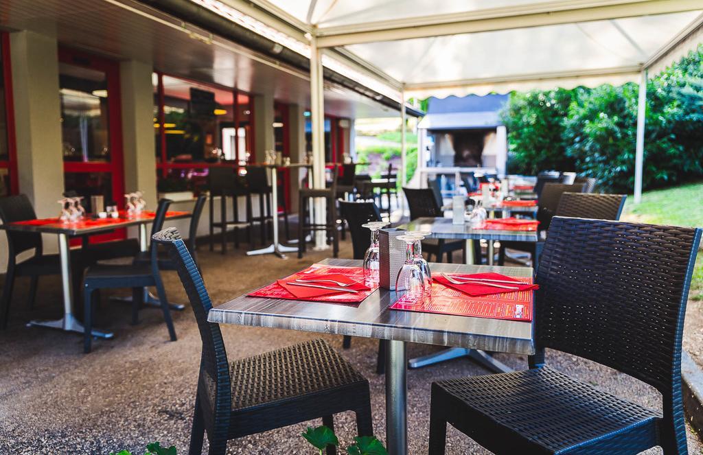 Logis Hotel Lons-Le-Saunier - Restaurant Le Grill Екстер'єр фото