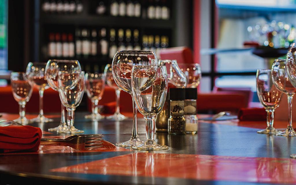 Logis Hotel Lons-Le-Saunier - Restaurant Le Grill Екстер'єр фото