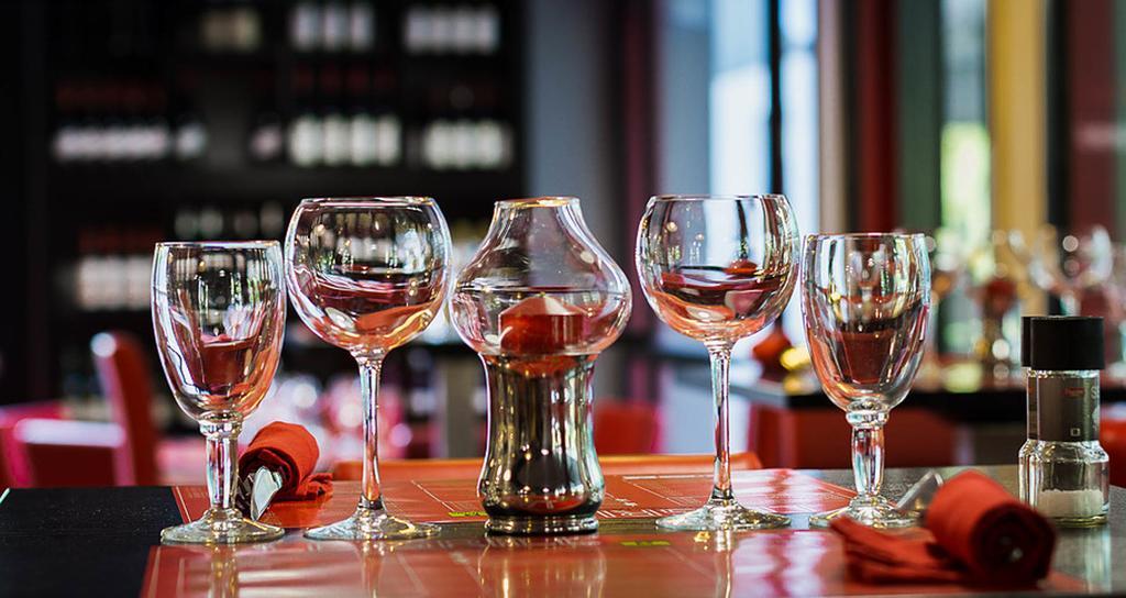 Logis Hotel Lons-Le-Saunier - Restaurant Le Grill Екстер'єр фото