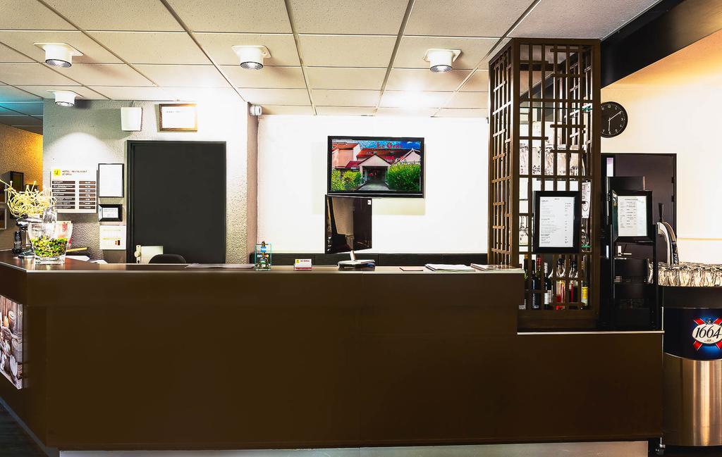 Logis Hotel Lons-Le-Saunier - Restaurant Le Grill Екстер'єр фото