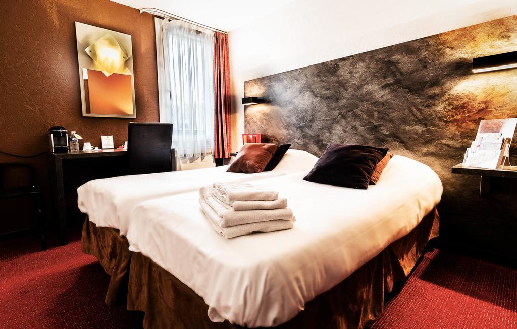 Logis Hotel Lons-Le-Saunier - Restaurant Le Grill Екстер'єр фото