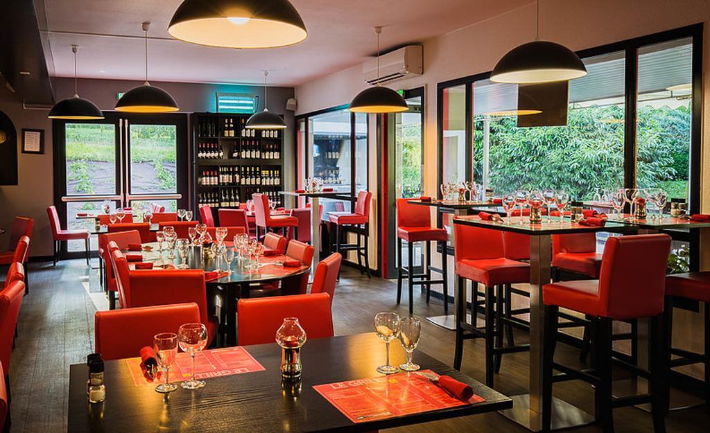 Logis Hotel Lons-Le-Saunier - Restaurant Le Grill Екстер'єр фото