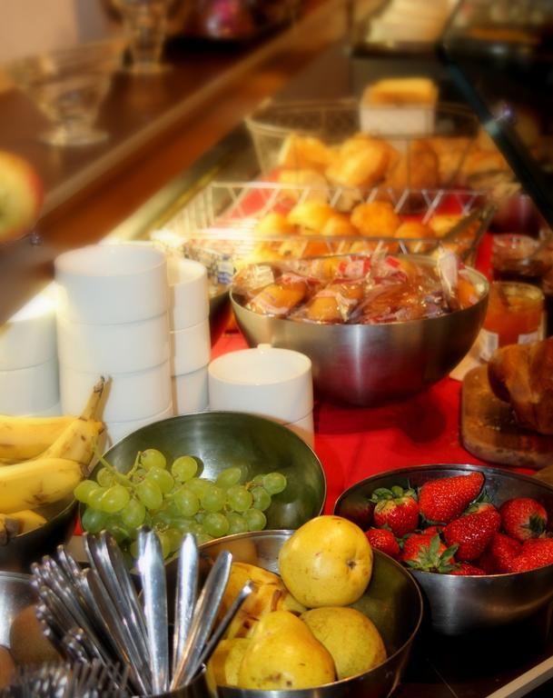 Logis Hotel Lons-Le-Saunier - Restaurant Le Grill Екстер'єр фото