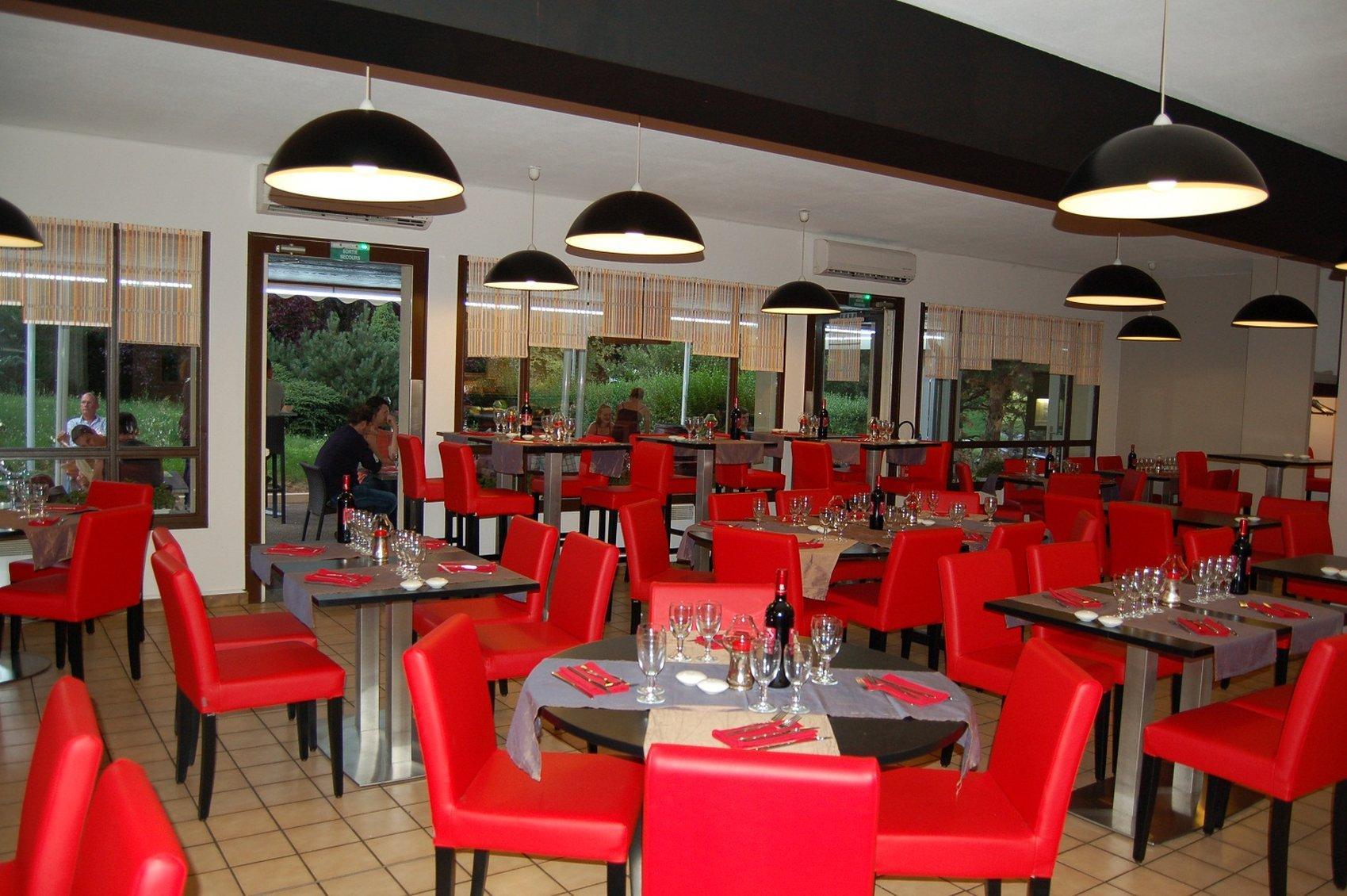 Logis Hotel Lons-Le-Saunier - Restaurant Le Grill Екстер'єр фото