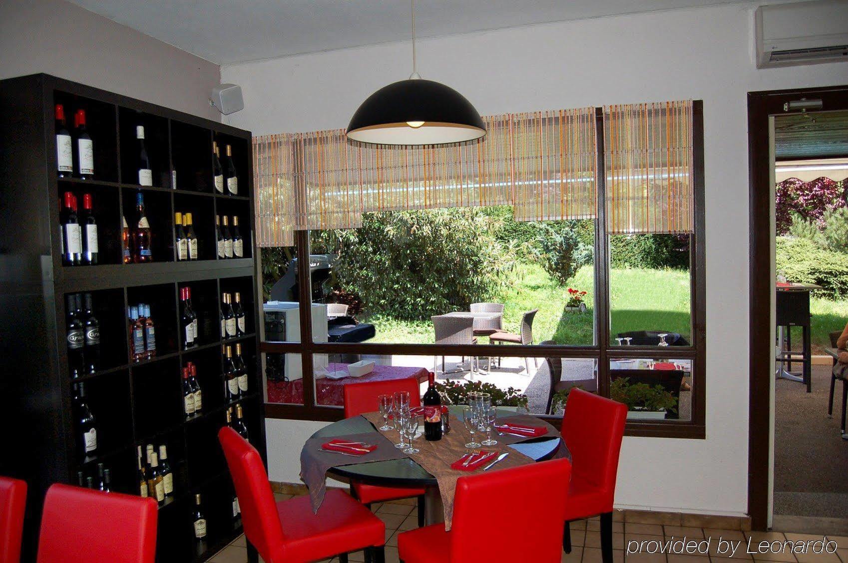 Logis Hotel Lons-Le-Saunier - Restaurant Le Grill Екстер'єр фото