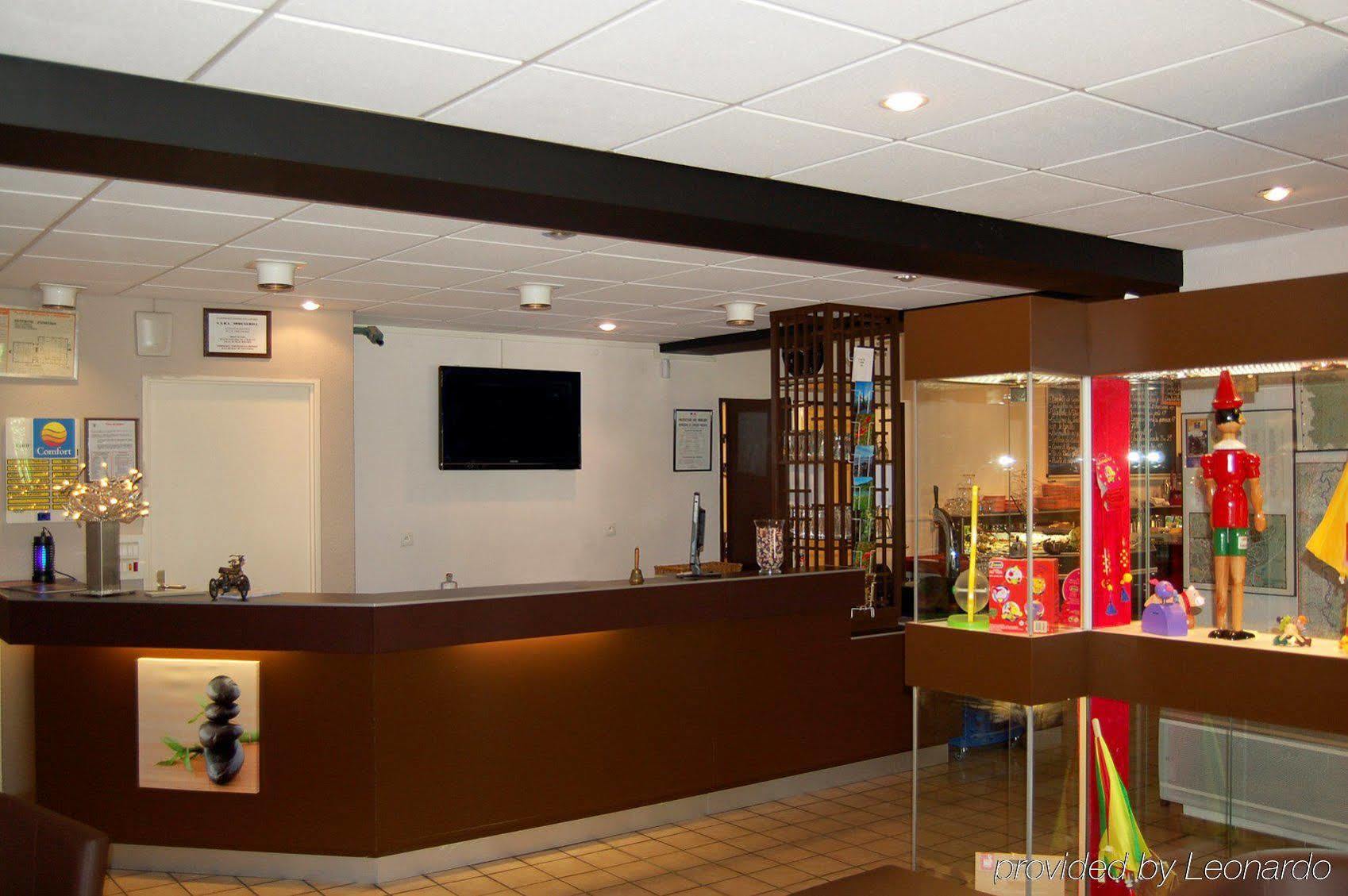Logis Hotel Lons-Le-Saunier - Restaurant Le Grill Екстер'єр фото