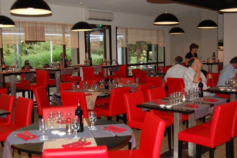 Logis Hotel Lons-Le-Saunier - Restaurant Le Grill Екстер'єр фото