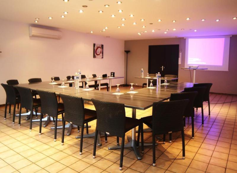 Logis Hotel Lons-Le-Saunier - Restaurant Le Grill Екстер'єр фото