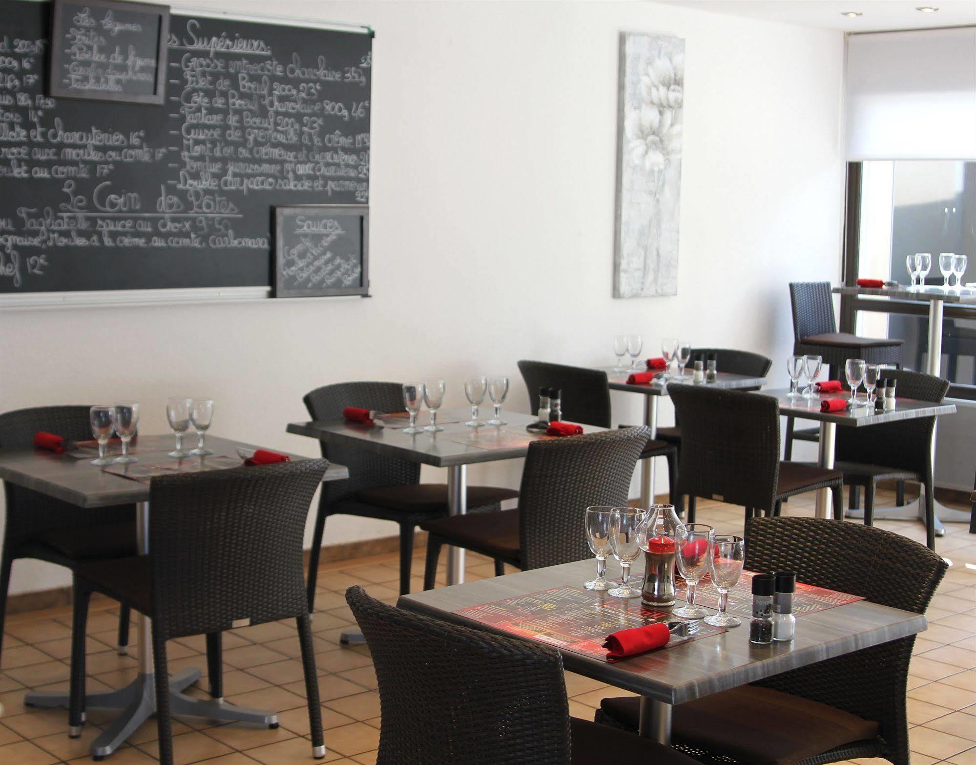 Logis Hotel Lons-Le-Saunier - Restaurant Le Grill Екстер'єр фото