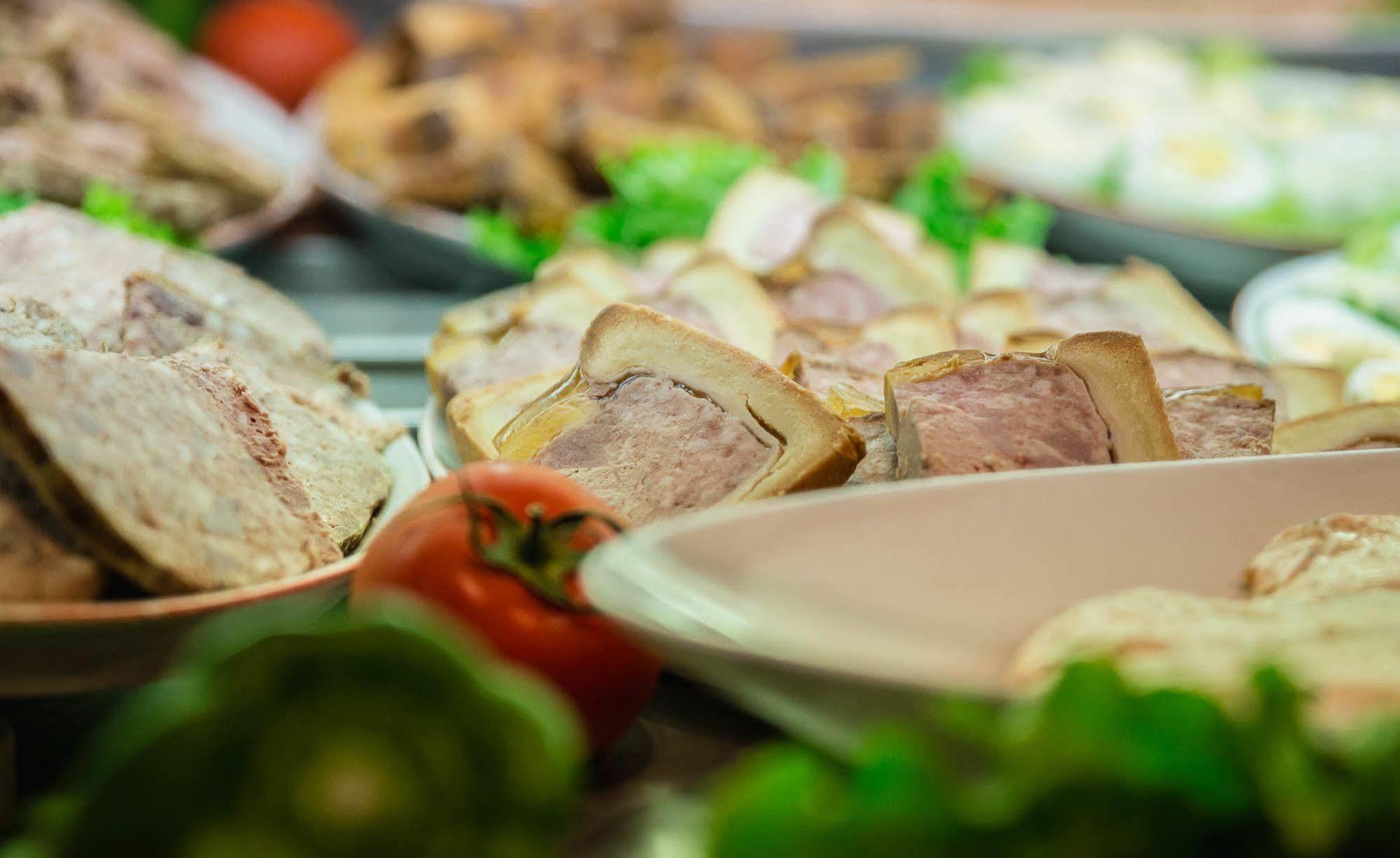 Logis Hotel Lons-Le-Saunier - Restaurant Le Grill Екстер'єр фото