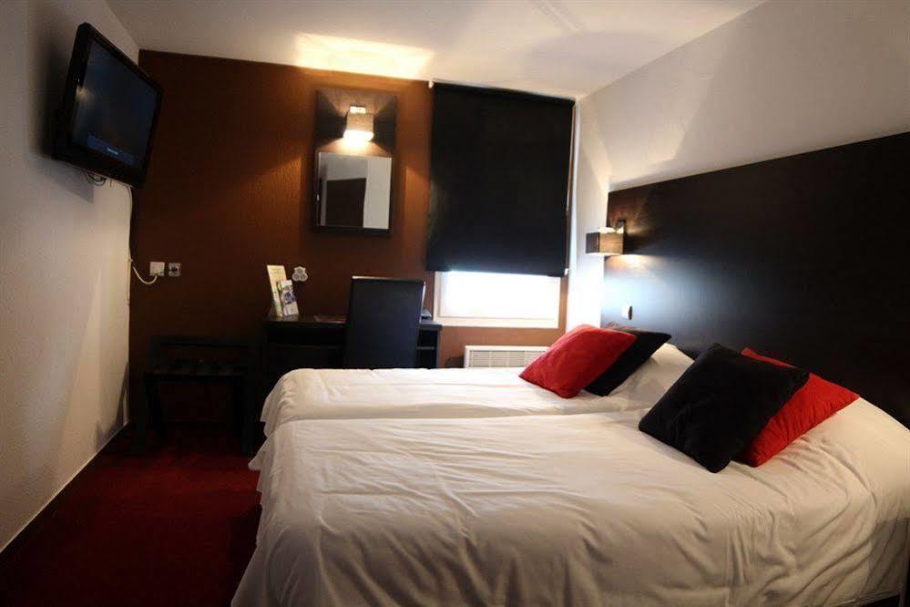 Logis Hotel Lons-Le-Saunier - Restaurant Le Grill Екстер'єр фото