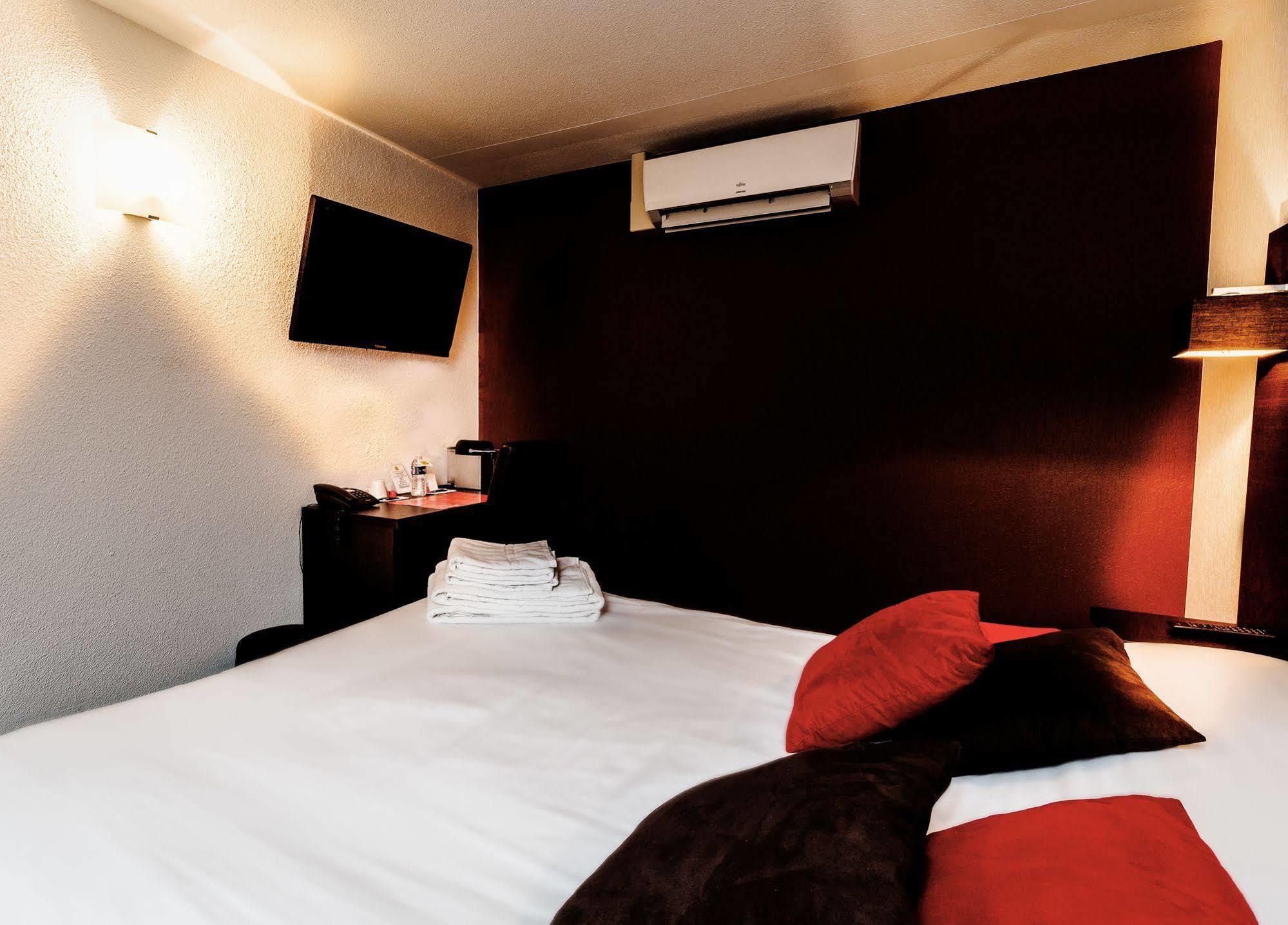 Logis Hotel Lons-Le-Saunier - Restaurant Le Grill Екстер'єр фото