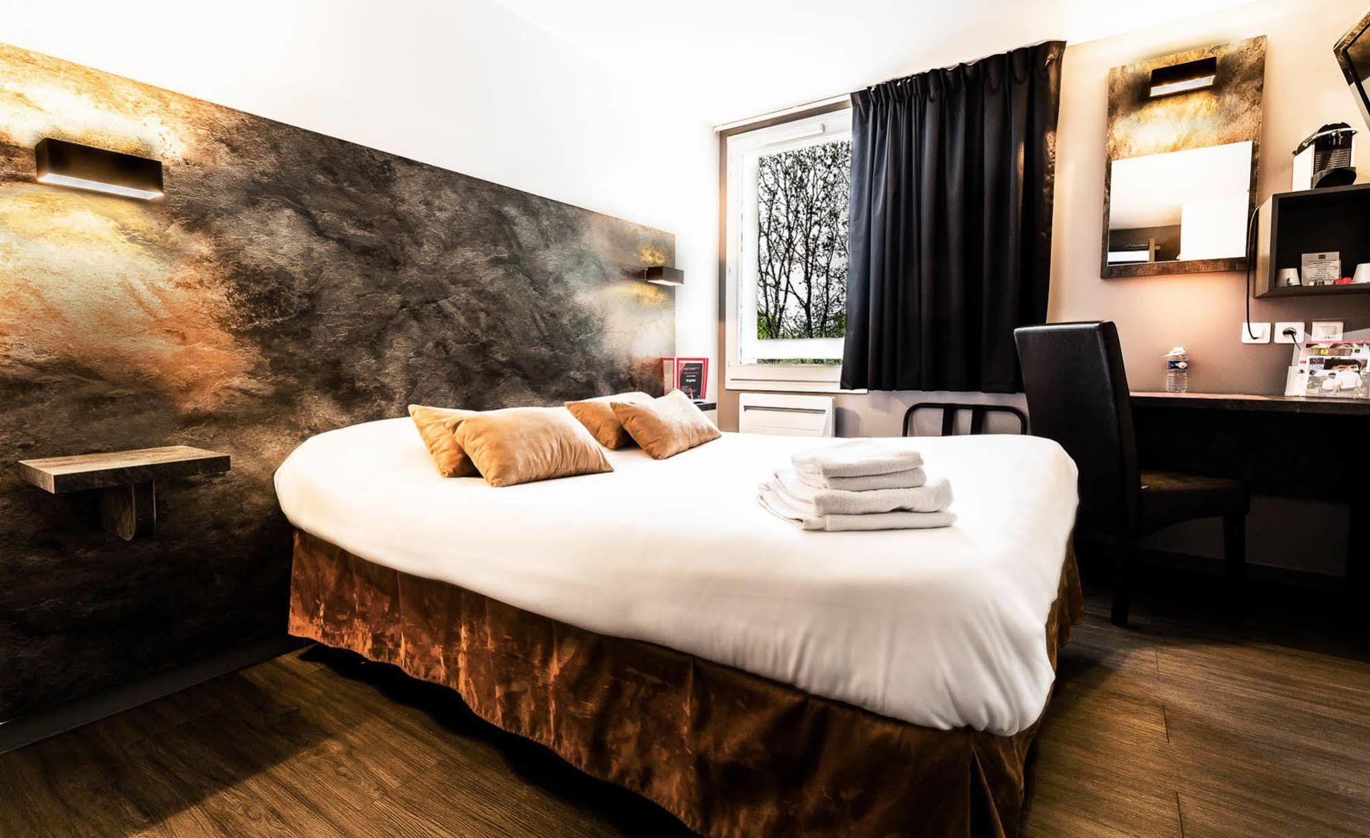 Logis Hotel Lons-Le-Saunier - Restaurant Le Grill Екстер'єр фото