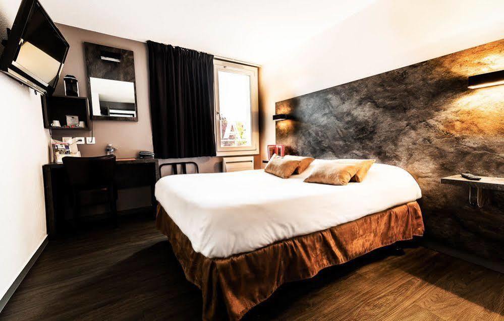Logis Hotel Lons-Le-Saunier - Restaurant Le Grill Екстер'єр фото